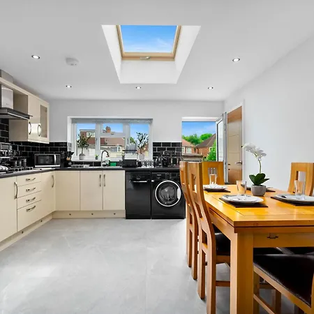 5 Bedroom House Solihull 10 Mins Drive From Bhx & Nec Private Off Road Parking * Birmingham