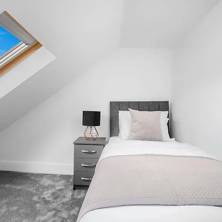 5 Bedroom House Solihull 10 Mins Drive From Bhx & Nec Private Off Road Parking Holiday home Birmingham