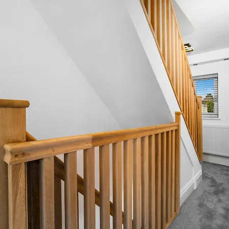 5 Bedroom House Solihull 10 Mins Drive From Bhx & Nec Private Off Road Parking Holiday home Birmingham