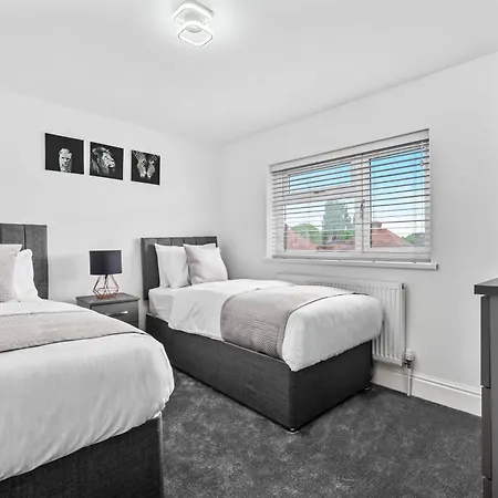 Holiday home 5 Bedroom House Solihull 10 Mins Drive From Bhx & Nec Private Off Road Parking