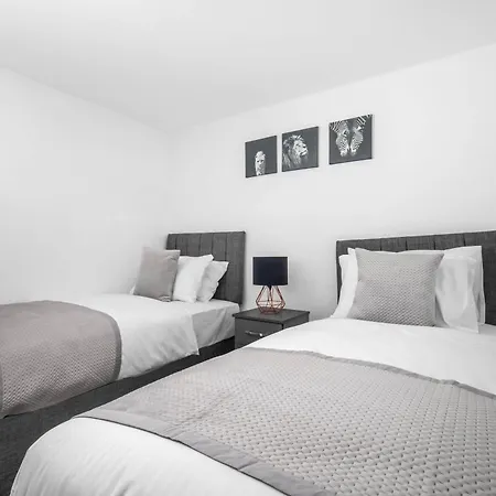 5 Bedroom House Solihull 10 Mins Drive From Bhx & Nec Private Off Road Parking Holiday home