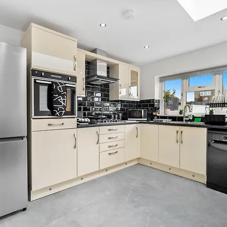 Semesterbostad 5 Bedroom House Solihull 10 Mins Drive From Bhx & Nec Private Off Road Parking
